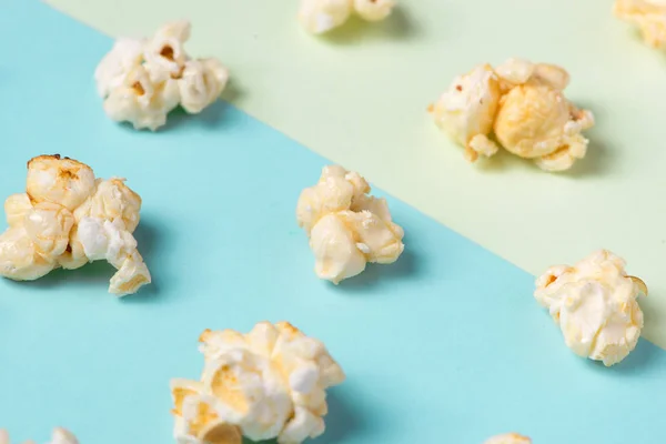 Popcorn auf blassem Hintergrund — Stockfoto