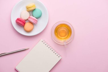 defter, bademli kurabiye ve çay 