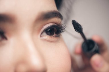 kirpik üzerinde rimel uygulamak kız
