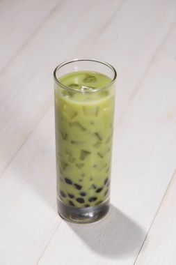 Süt çay buz küpleri ile