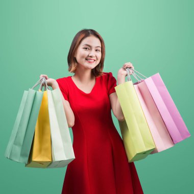 Alışveriş torbaları tutan kadın.