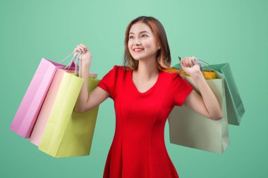 Alışveriş torbaları tutan kadın.