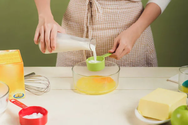 Mujer cocinando pastel. — Foto de Stock