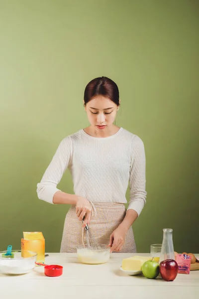 Mujer cocinando pastel. — Foto de Stock