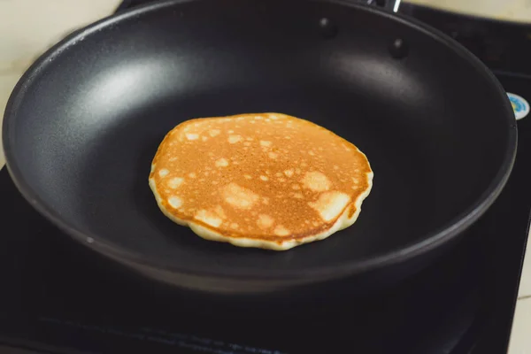 Close up of pancake on pan — Stock Photo, Image