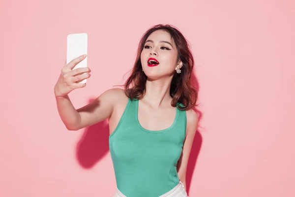 Lány vesz selfie — Stock Fotó