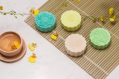 tabloda çay ile festival kek