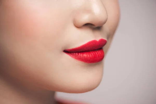 Labios femeninos con lápiz labial rojo — Foto de Stock