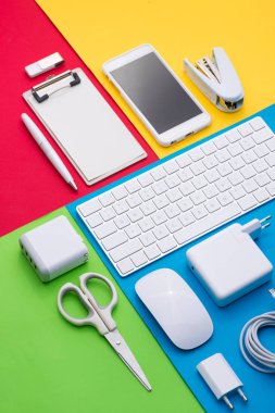beyaz elektronik office nesneleri
