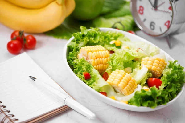 Saláta, a Jegyzettömb és a súlyzók — Stock Fotó