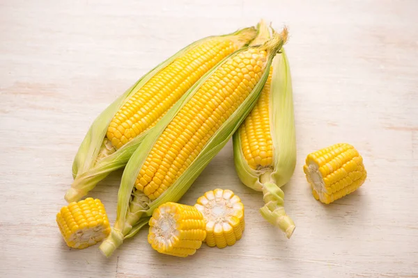 Frische Maiskolben — Stockfoto