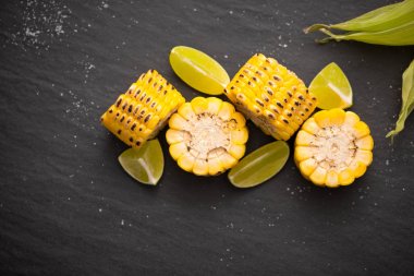 ızgarada Mısır tuz ve limon ile.