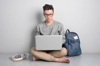 dizüstü bilgisayar kullanan adam