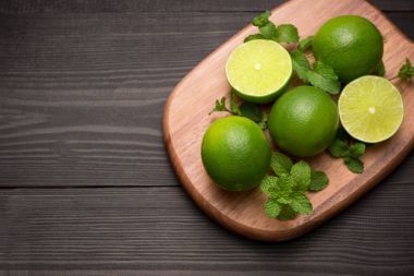 Kesme tahtası üzerinde taze limes 