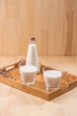 şişe ve bardak süt