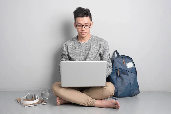 Homem usando laptop — Fotografia de Stock