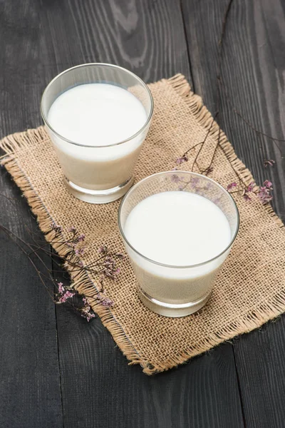 Два стакана молока — стоковое фото