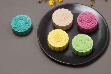 Orta Sonbahar Festivali yemek Çinliler. Geleneksel moon pasta vurdu