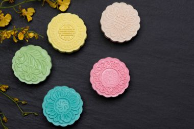 Tatlı kar cilt mooncake koyu arka plan rengini.