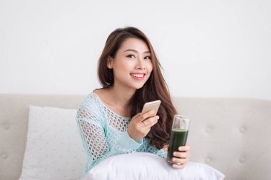 Akıllı telefon kullanan kadın