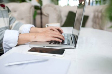 Dizüstü bilgisayarda çalışan adam