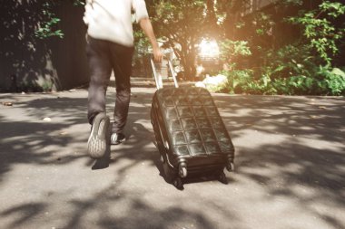 adam bavul seyahat ile 