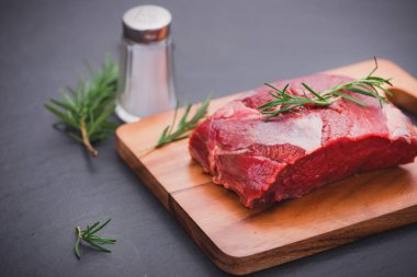 çiğ et kesme tahtası