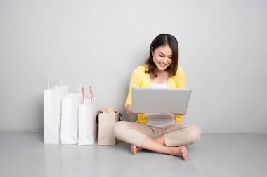 Asyalı kadın online alışveriş