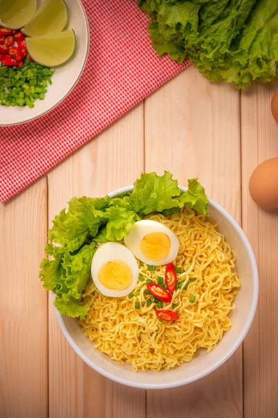 Hazır erişteler kasede 