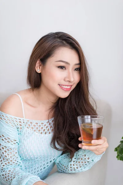 Mujer asiática bebiendo té — Foto de Stock