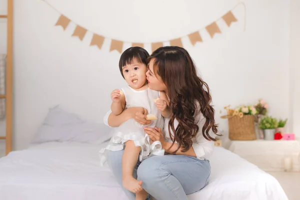 Mamá y niña —  Fotos de Stock