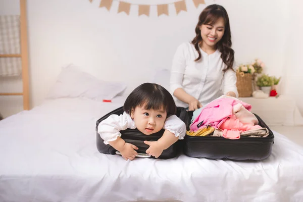 Mamá y bebé niña con maleta — Foto de Stock