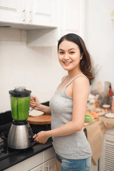 Woman making smoothie — Stock Photo, Image