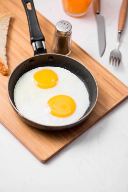 Bir tabak kızarmış yumurta ile geleneksel kahvaltı