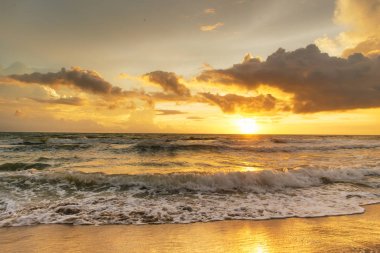 Gün batımı. Baltık Denizi güzel günbatımında. Altın deniz günbatımı.