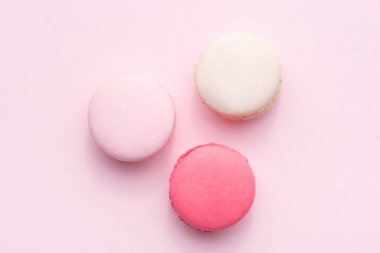 Lezzetli pembe pasta macaron veya abov pembe arka plan üzerinde acıbadem kurabiyesi