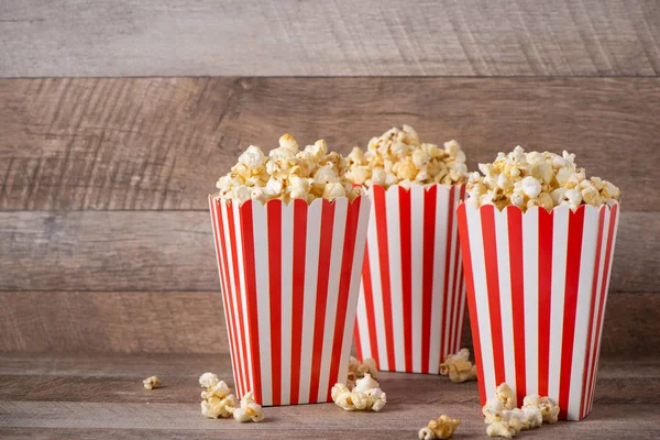 Popcorn in kartonnen dozen — Stockfoto