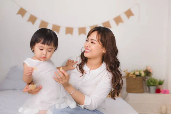 Feliz família amorosa. Mãe e criança menina estão se divertindo no ser — Fotografia de Stock