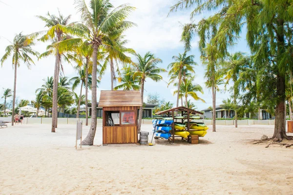 Casa de guardia de vida en la playa tropical — Foto de Stock