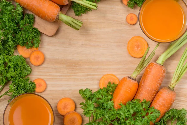 Стаканы свежего морковного сока — стоковое фото