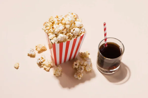 Popcorn mit einem Glas Limo — Stockfoto