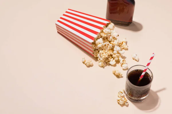 Popcorn mit einem Glas Limo — Stockfoto