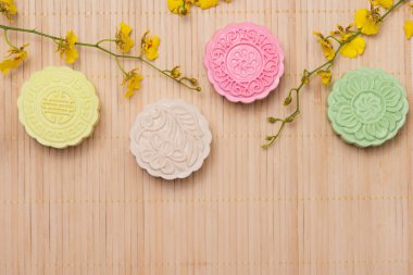 Masa ayarı üzerinde geleneksel mooncakes