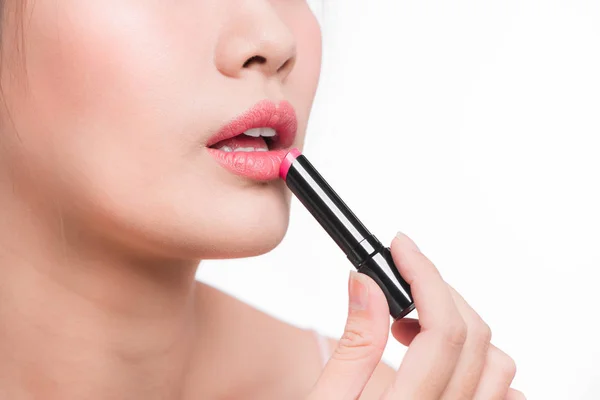 Mujer aplicando lápiz labial rosa — Foto de Stock