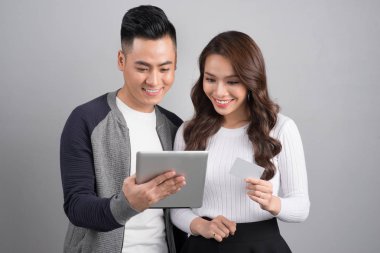 Genç çekici ve güzel mutlu çift Mevduat Tasarruf Mevduatı ile online alışveriş