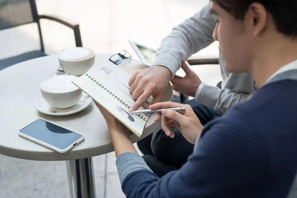 Dois empresários com tablet — Fotografia de Stock