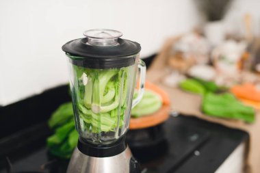 Taze sebze ile güler yüzlü yapma gülümseyen Asyalı kadın