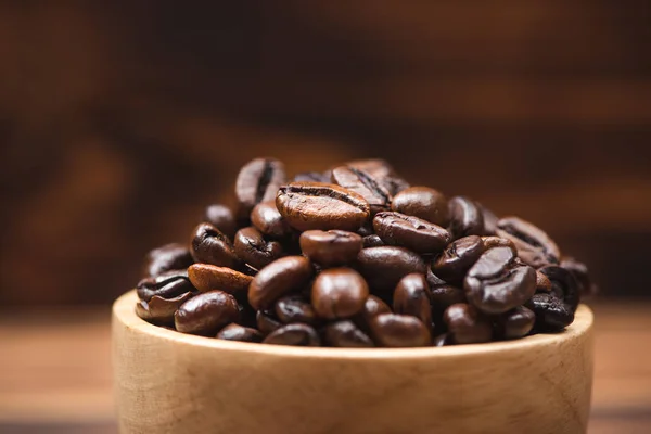 Granos de café. taza de café llena de granos de café . — Foto de Stock