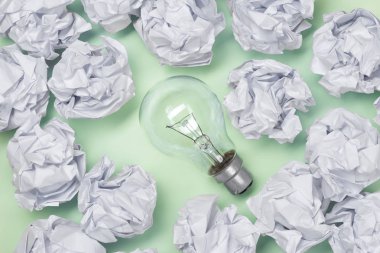 buruşuk kağıt ve ampul 