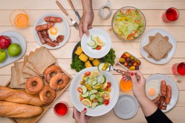 bir grup insan yemek yiyorsunuz